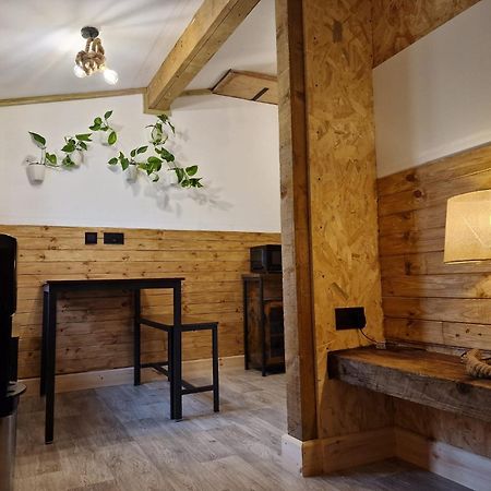 Two-Bedroom Cosy Country Lodge With Private Patio Greenhithe Εξωτερικό φωτογραφία