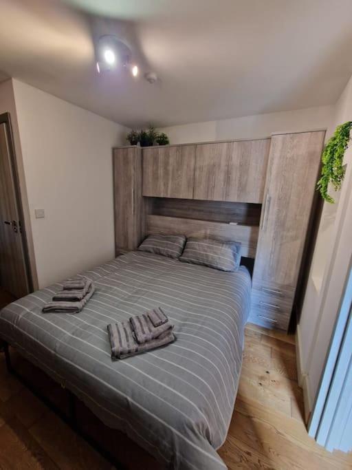 Two-Bedroom Cosy Country Lodge With Private Patio Greenhithe Εξωτερικό φωτογραφία