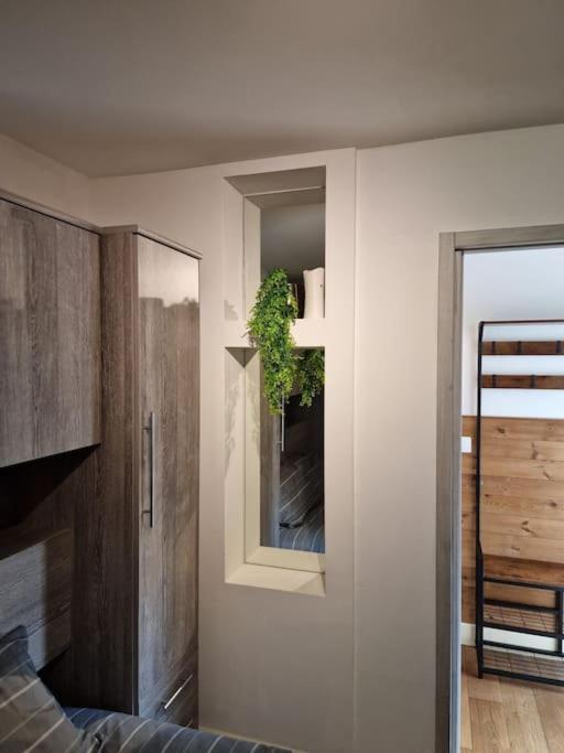 Two-Bedroom Cosy Country Lodge With Private Patio Greenhithe Εξωτερικό φωτογραφία