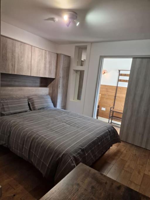 Two-Bedroom Cosy Country Lodge With Private Patio Greenhithe Εξωτερικό φωτογραφία