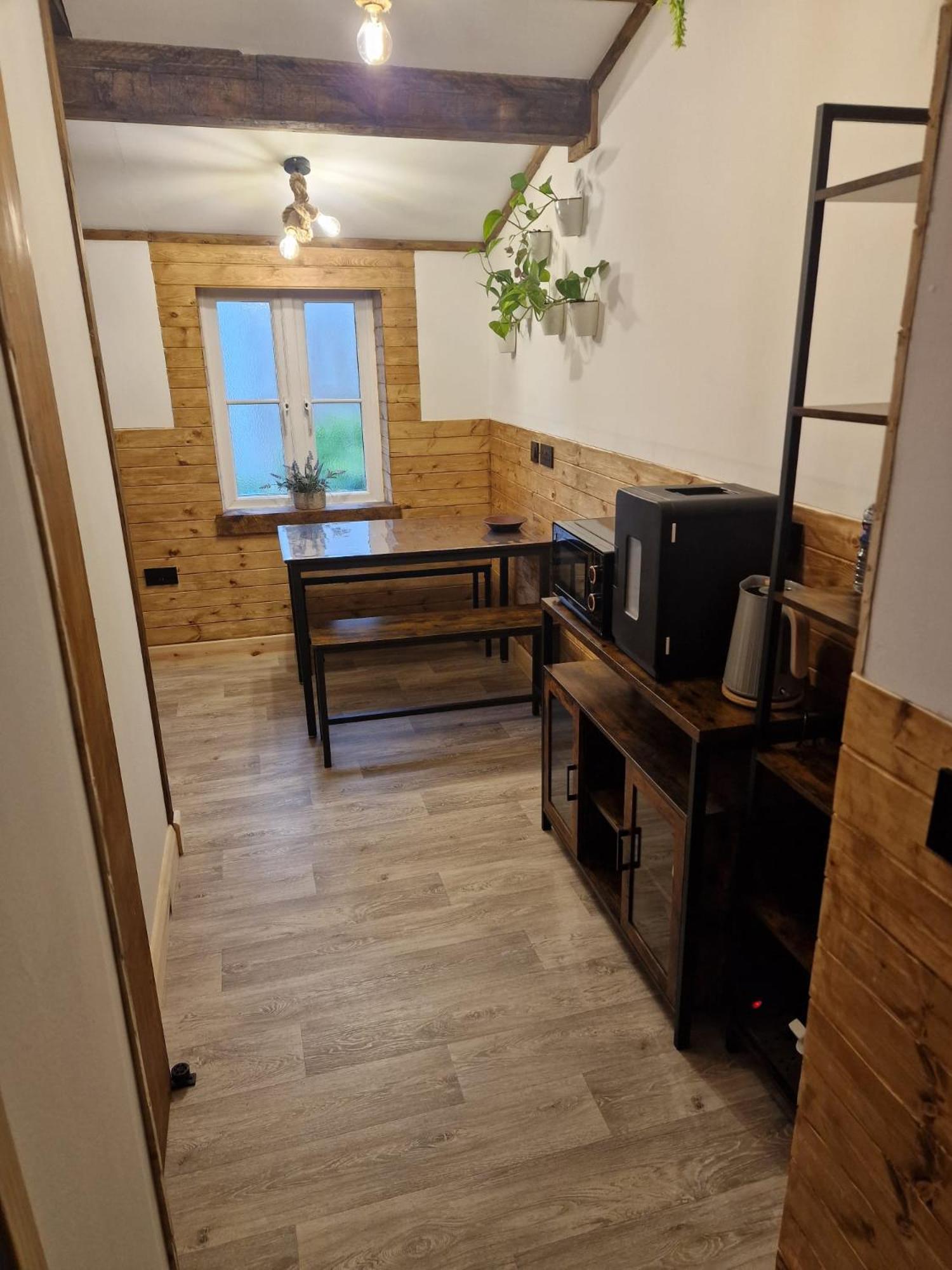 Two-Bedroom Cosy Country Lodge With Private Patio Greenhithe Εξωτερικό φωτογραφία